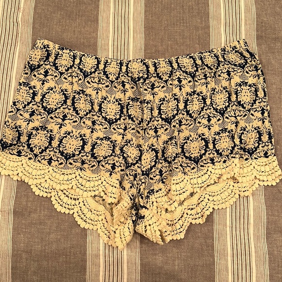 Artisan Ny Pants - Blue and off white shorts. Size large. Worn once.